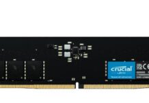 Crucial બ્રાન્ડની DDR4 RAM મેમરી મોડ્યુલ, કાળા PCB અને બ્લુ લેબલ સાથે