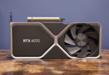 NVIDIA RTX 4070 ગ્રાફિક્સ કાર્ડનો સાઇડ વ્યૂ, કૂલિંગ ફેન અને મેટાલિક કેસિંગ સાથે