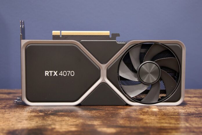 NVIDIA RTX 4070 ગ્રાફિક્સ કાર્ડનો સાઇડ વ્યૂ, કૂલિંગ ફેન અને મેટાલિક કેસિંગ સાથે