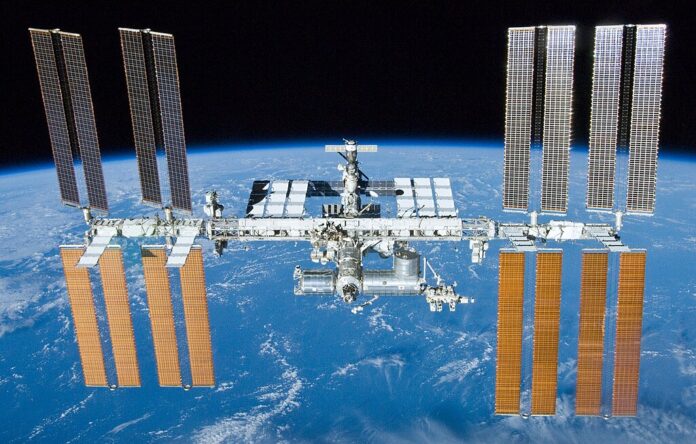 ઇન્ટરનેશનલ સ્પેસ સ્ટેશન ISS અંતરીક્ષ ફરી રહેલું ISS (ઇન્ટરનેશનલ સ્પેસ સ્ટેશન)