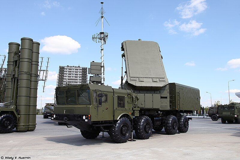 S-400 મિસાઇલ ડિફેન્સ સિસ્ટમ: ભારત નું અભેદ કવચ 1 S-400ના રડાર અને કમાન્ડ કંટ્રોલ સિસ્ટમ સાથે મિસાઇલ લોન્ચર