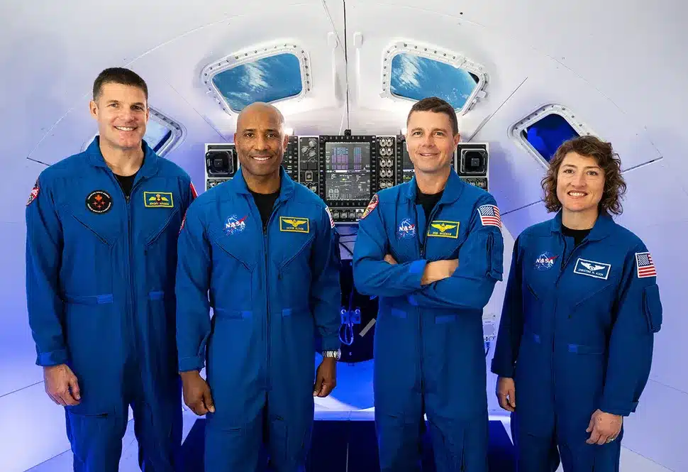 આર્ટેમિસ 2: જાણો NASA ના આ ઐતિહાસિક મિશનની સંપૂર્ણ વિગતો 1 આર્ટેમિસ 2 ચાર અવકાશયાત્રી ટીમ ઓરિયન કેપ્સ્યુલ સાથે - રીડ વાઇઝમેન, વિક્ટર ગ્લોવર, જેરેમી હેન્સન અને ક્રિસ્ટીના કોચ NASA બ્લુ ફ્લાઇટ સૂટમાં
