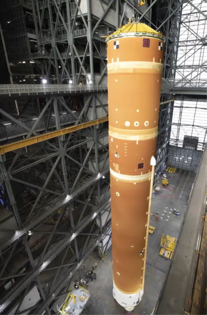 NASA SLS રોકેટ: દુનિયાનું સૌથી શક્તિશાળી રોકેટ જે માનવીને ફરી ચંદ્ર પર લઈ જશે 3 કેનેડી સ્પેસ સેન્ટરમાં એસેમ્બલી દરમિયાન SLS રોકેટનું વિશાળ નારંગી રંગનું કોર સ્ટેજ