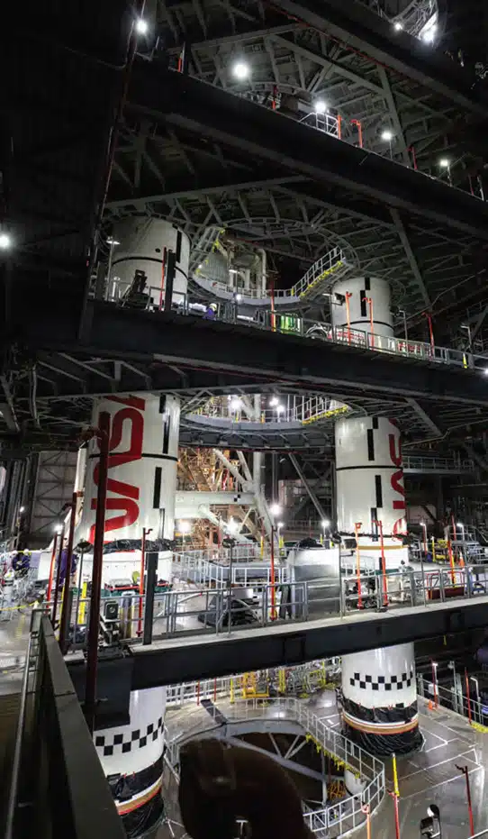 NASA SLS રોકેટ: દુનિયાનું સૌથી શક્તિશાળી રોકેટ જે માનવીને ફરી ચંદ્ર પર લઈ જશે 5 રોકેટને પ્રારંભિક ધક્કો આપતા બે વિશાળ સફેદ સોલિડ રોકેટ બૂસ્ટર્સ (SRB).